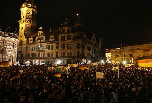 Merkel'den İslam karşıtı PEGIDA hareketine tepki