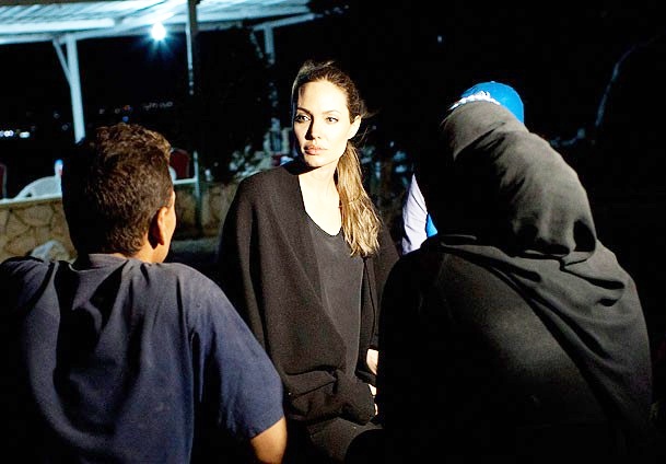 Jolie'den Suriyeli mültecilere ziyaret