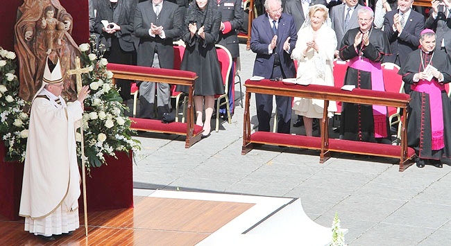 Papa Francis resmen görevine başladı