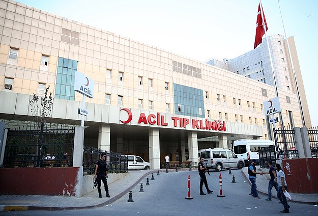 Gazi Mahallesi'ndeki saldırıda yaralanan polis şehit oldu