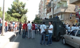 Polis aracına atmaya çalıştığı bomba elinde patladı: 5 yaralı