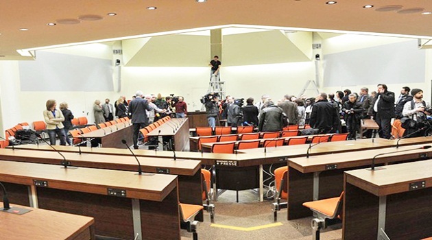 Almanya'daki Neo-Nazi duruşması ertelendi