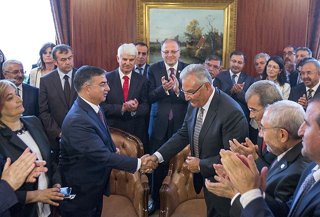 TBMM Geçici Başkanı Baykal İsmet Yılmaz'a devretti