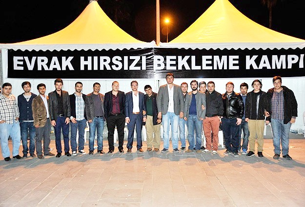 AK Parti'den "Evrak Hırsızı Bekleme Kampı" çadırı