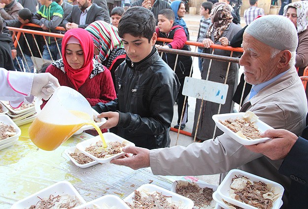 Şanlıurfa'da şafak vakti tirit ikramı
