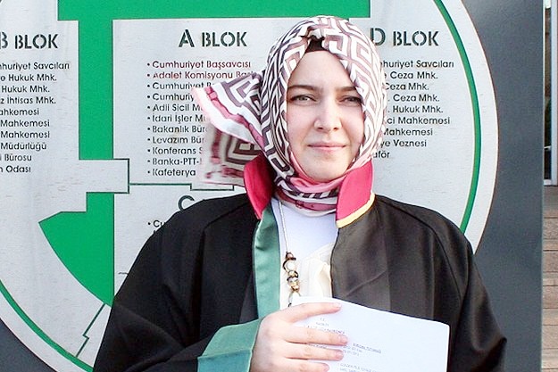 İlk defa bir avukat başörtüsü ile davaya girdi