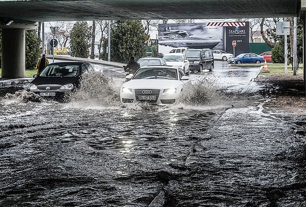 İstanbul'da sağanak trafiği felç etti