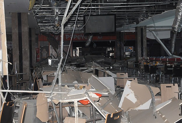 Alışveriş merkezinde asma tavan düştü: 4 yaralı