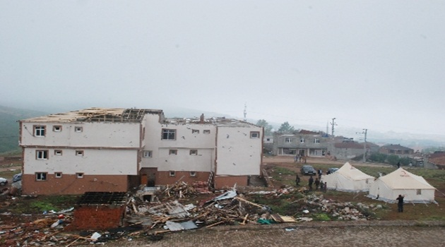 Kocaeli'nde hortum 15 evin çatısını uçurdu