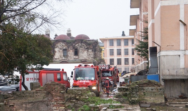 Sultanahmet'teki eski İstanbul Adliyesi'nde yangın