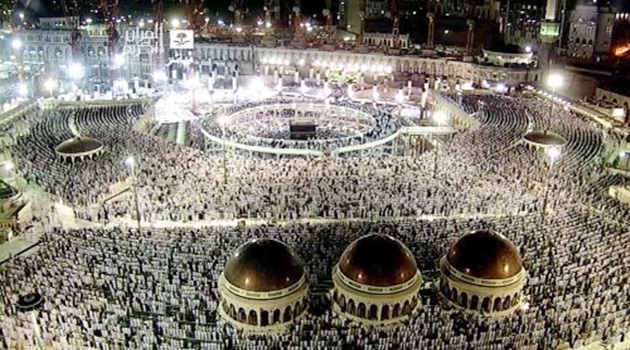 Kabe'de teravih vakti mahşeri kalabalık