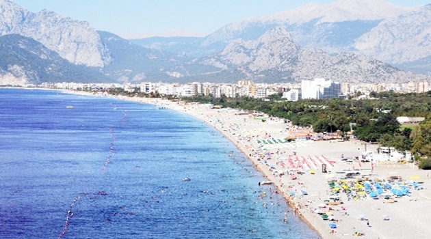 Antalya'da deniz temiz, deniz yüzeyinde yüzen ise polen