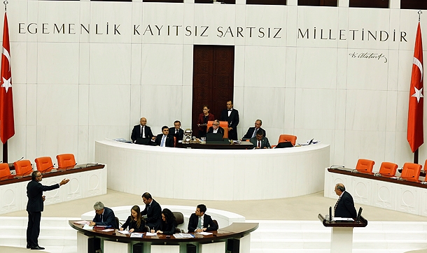 Irak tezkeresi CHP ve MHP'nin de desteği ile Meclis'ten geçti
