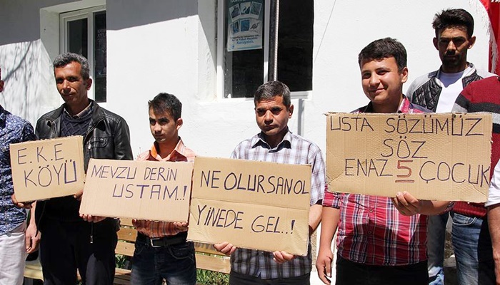 Gençlerden 'evlenememe' eylemi