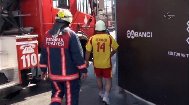 İtfaiyeciler, sporu bırakıp şortla AKM'deki yangına koştu