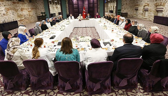 Davutoğlu kadın akademisyen ve yazarlarla iftarda buluştu