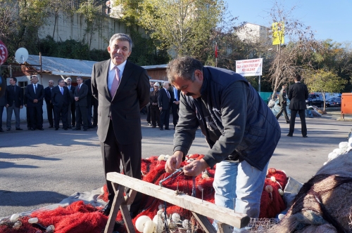 Cumhurbaşkanı Gül barınakta balıkçıları ziyaret etti