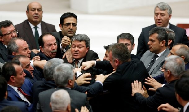AK Partili Saral, CHP'li Tezcan'a yumruk attı, genel kurul karıştı