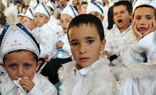 Sünnete bir ülkeden daha yasak geldi