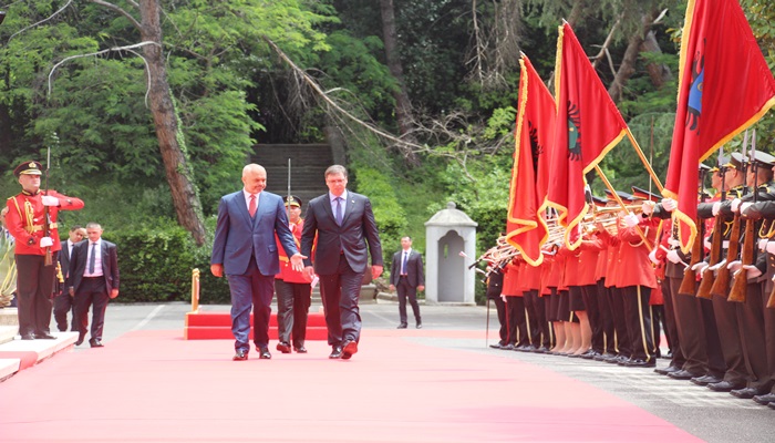 Sırbistan'dan Arnavutluk'a tarihi ziyaret
