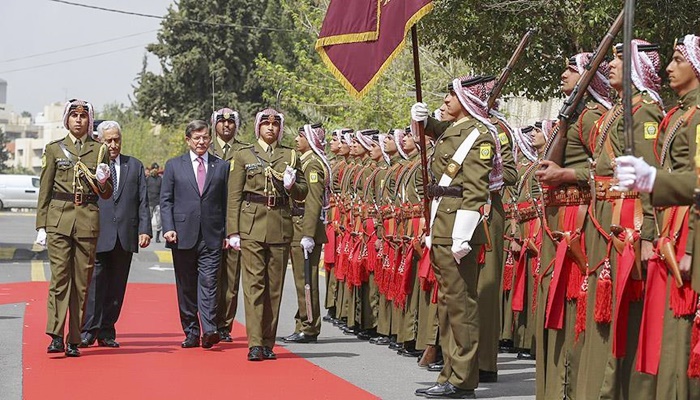 Başbakan Davutoğlu Ürdün'de törenle karşılandı