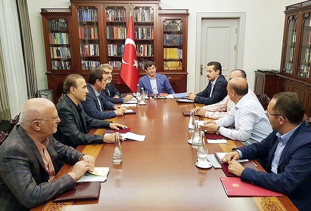 Davutoğlu, Bahçeli ile görüşme öncesi toplantı yaptı