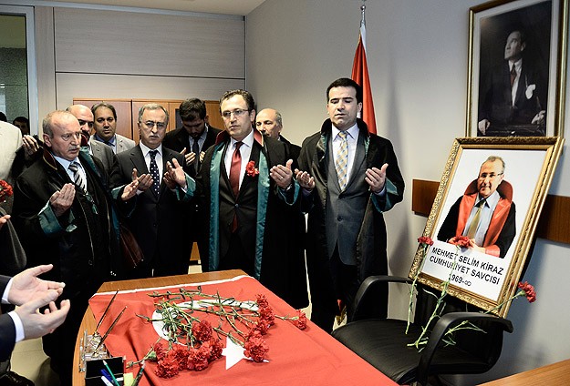Şehit savcı Kiraz makam odasında dualarla anıldı