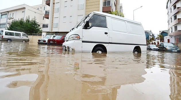 Antalya'yı sel vurdu
