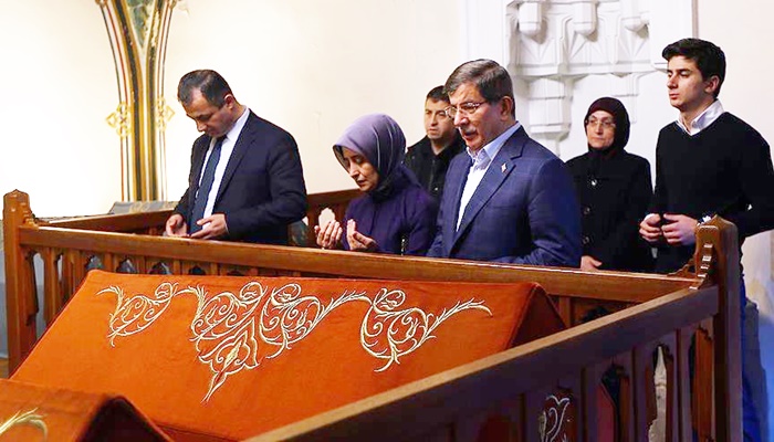 Davutoğlu sabah namazını Hacı Bayram-ı Veli Cami'nde kıldı