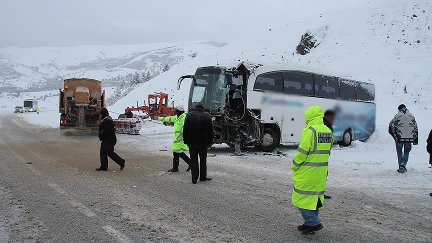 Erzincan'da otobüs ile iş makinesi çarpıştı: 23 yaralı