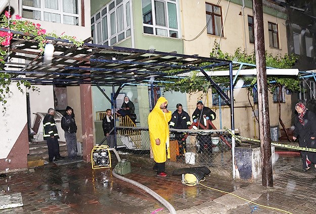 Kayseri'de evlerini su basan Suriyeli baba ile kızı öldü