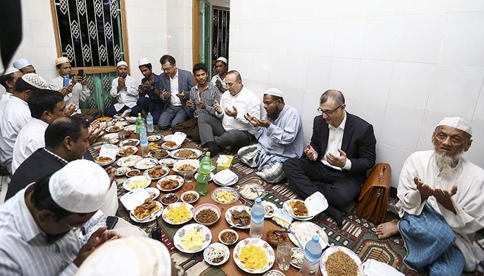 Dışişleri Bakanı Çavuşoğlu Arakanlı Müslümanlarla iftarda buluştu