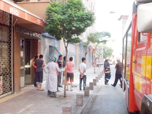 Beyoğlu'nda market girişinde patlama