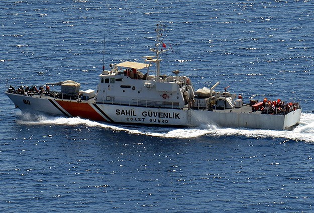 Ege Denizi'nde kaçakları taşıyan tekne battı