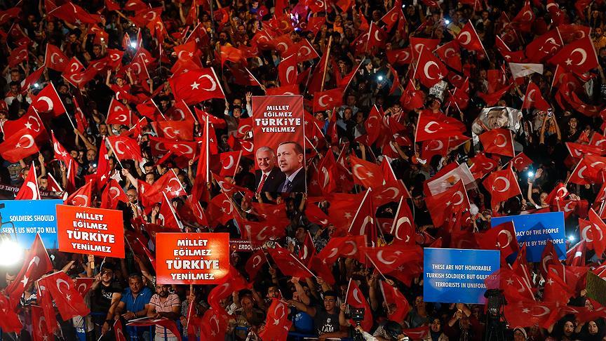 Vatandaşlar meydanları boş bırakmıyor