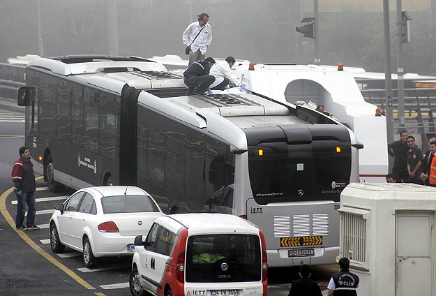 Metrobüs üzerinde ceset bulundu