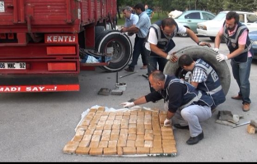 Bir milyon Euro'luk eroin TIR'ın stepnesinde çıktı