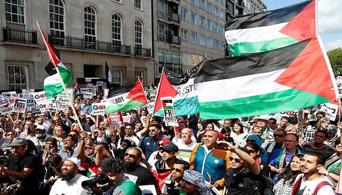 Onbinlerce kişi BBC'yi protesto etti