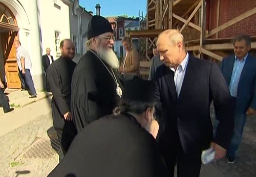 Putin'in elini öpen papaz, Rusya'yı karıştırdı