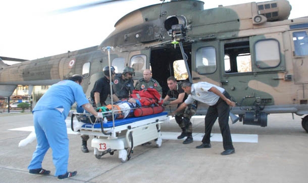 200 metreden kayalıklara düşen yamaç paraşütü pilotu helikopterle kurtarıldı