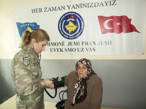 Türk askerleri Kosova'da sağlık taraması yaptı