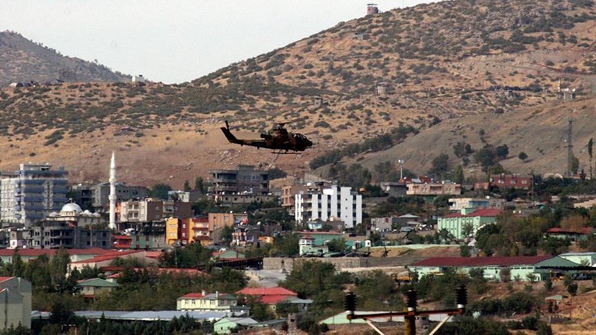 Göreve gitmek için evinin önünde bekleyen askeri şehit ettiler