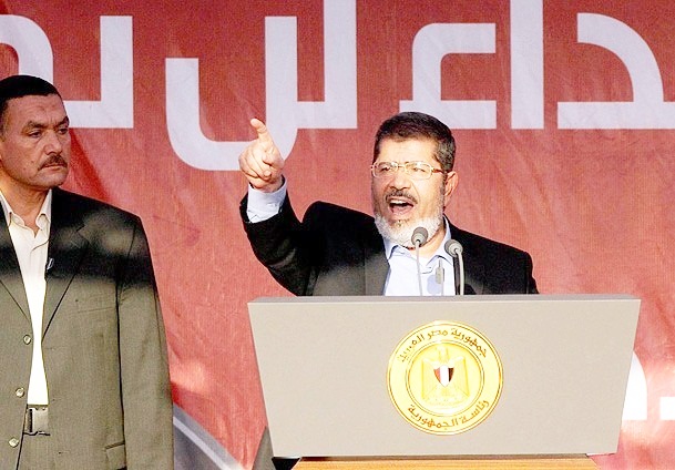Mursi yetkilerini geri aldı