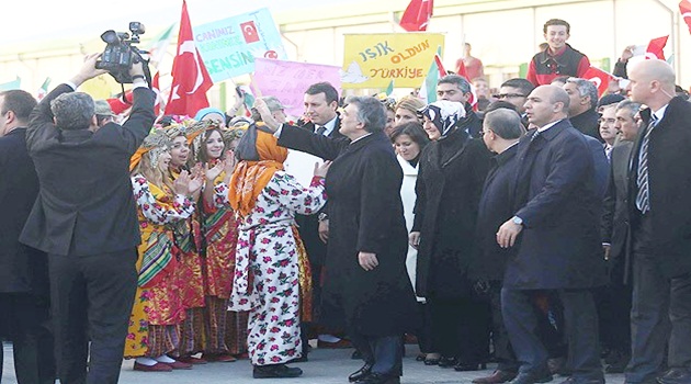 Gül'den Suriyelilerin kaldığı konaklama merkezine ziyaret