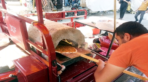 Lahmacun fırınını, motosiklete bindirdi