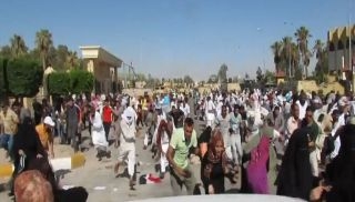 Namaz kılan Mursi taraftarlarına ateş edilmesi kamerada VİDEO-İZLE
