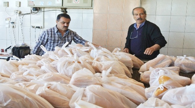 'Bir ekmek de sizden olsun' deyip Suriyelilere her gün 2 bin ekmek dağıtıyor