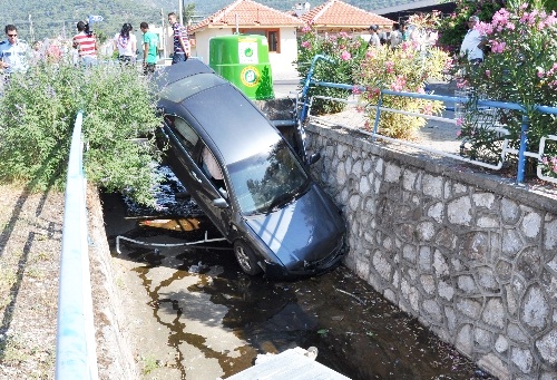 Otomabil dereye uçtu