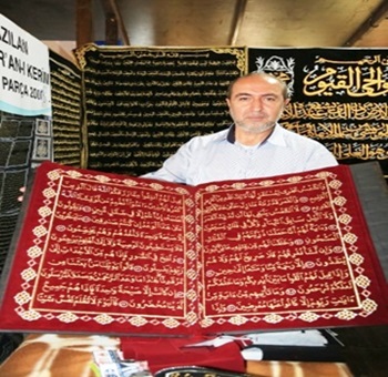 İplerle bez üzerine işlenen Kur'an, Ramazan boyunca ziyaret edilebilecek