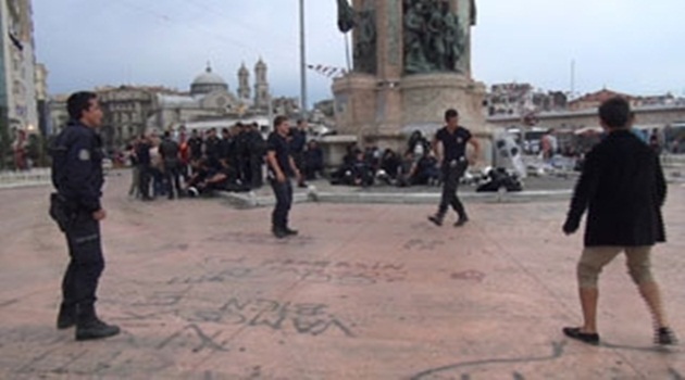 Polis, gezi eylemcileriyle top oynadı